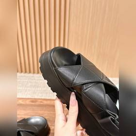 Новые сандалии Prada на толстой подошве с липучкой. Эти сандалии 