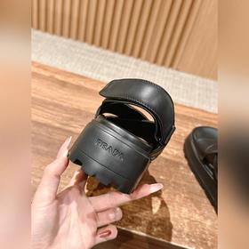 Новые сандалии Prada на толстой подошве с липучкой. Эти сандалии 
