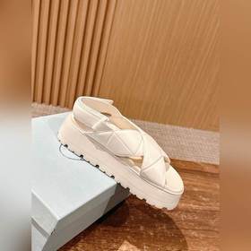 Новые сандалии Prada на толстой подошве с липучкой. Эти сандалии