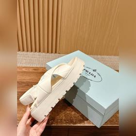 Новые сандалии Prada на толстой подошве с липучкой. Эти сандалии 