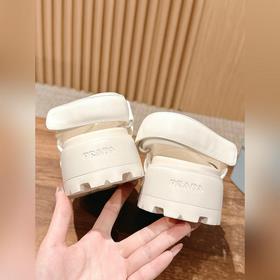 Новые сандалии Prada на толстой подошве с липучкой. Эти сандалии 