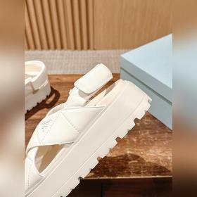 Новые сандалии Prada на толстой подошве с липучкой. Эти сандалии 
