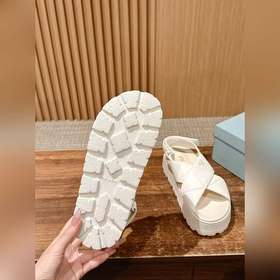 Новые сандалии Prada на толстой подошве с липучкой. Эти сандалии 