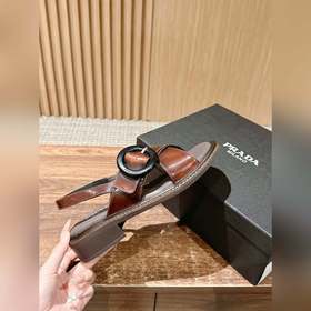 Весенне-летние ретро-сандалии Prada. Очень популярны среди модных