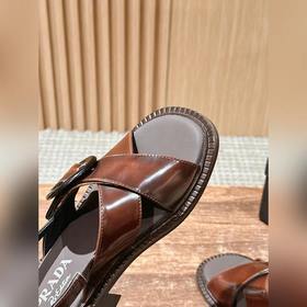 Весенне-летние ретро-сандалии Prada. Очень популярны среди модных