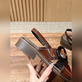 Весенне-летние ретро-сандалии Prada. Очень популярны среди модных