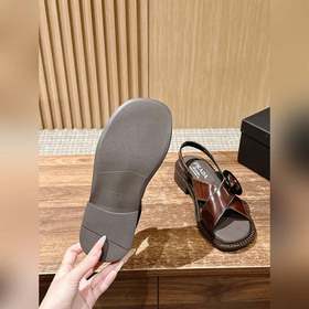 Весенне-летние ретро-сандалии Prada. Очень популярны среди модных