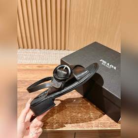 Весенне-летние ретро-сандалии Prada. Очень популярны среди модных
