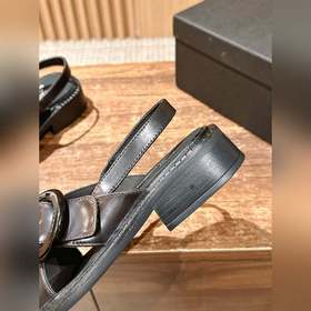 Весенне-летние ретро-сандалии Prada. Очень популярны среди модных