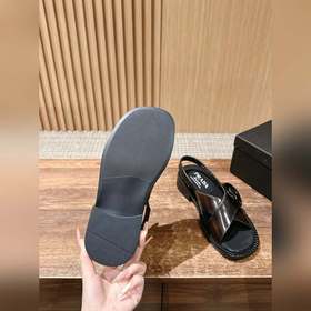 Весенне-летние ретро-сандалии Prada. Очень популярны среди модных