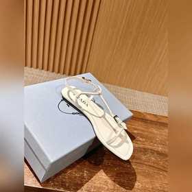 Новая весенняя коллекция Prada： лаконичные летние сандалии Очень