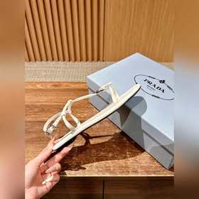 Новая весенняя коллекция Prada： лаконичные летние сандалии Очень 