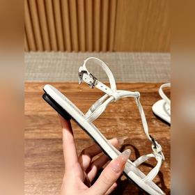 Новая весенняя коллекция Prada： лаконичные летние сандалии Очень 