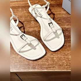 Новая весенняя коллекция Prada： лаконичные летние сандалии Очень 