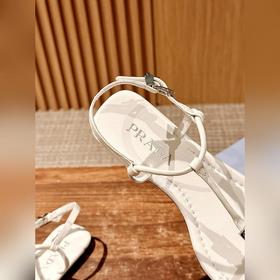 Новая весенняя коллекция Prada： лаконичные летние сандалии Очень 