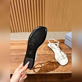 Новая весенняя коллекция Prada： лаконичные летние сандалии Очень 