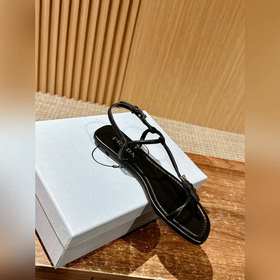 Новая весенняя коллекция Prada： лаконичные летние сандалии Очень
