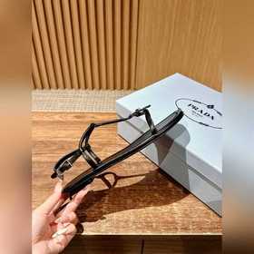 Новая весенняя коллекция Prada： лаконичные летние сандалии Очень 