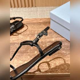 Новая весенняя коллекция Prada： лаконичные летние сандалии Очень 