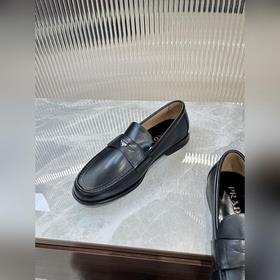 Prada предлагает высококачественную мужскую обувь для повседневно