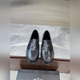 Prada предлагает высококачественную мужскую обувь для повседневно