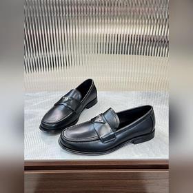 Prada предлагает высококачественную мужскую обувь для повседневно