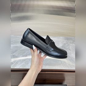 Prada предлагает высококачественную мужскую обувь для повседневно