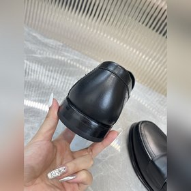 Prada предлагает высококачественную мужскую обувь для повседневно