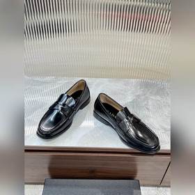 Prada предлагает высококачественные мужские кожаные туфли для пов