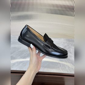 Prada предлагает высококачественные мужские кожаные туфли для пов