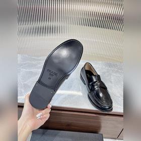 Prada предлагает высококачественные мужские кожаные туфли для пов