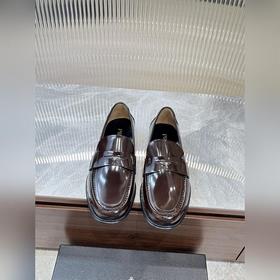 Prada предлагает высококачественные мужские кожаные туфли для пов