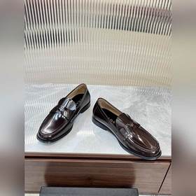 Prada предлагает высококачественные мужские кожаные туфли для пов