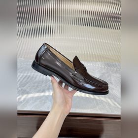Prada предлагает высококачественные мужские кожаные туфли для пов