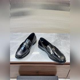 Prada предлагает высококачественные мужские кожаные туфли для пов