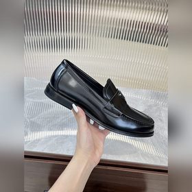 Prada предлагает высококачественные мужские кожаные туфли для пов
