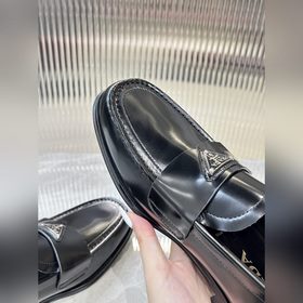 Prada предлагает высококачественные мужские кожаные туфли для пов