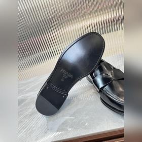 Prada предлагает высококачественные мужские кожаные туфли для пов
