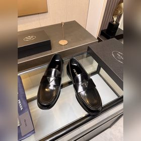 Prada предлагает высококачественные мужские кожаные туфли для пов