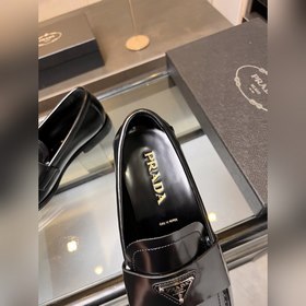 Prada предлагает высококачественные мужские кожаные туфли для пов