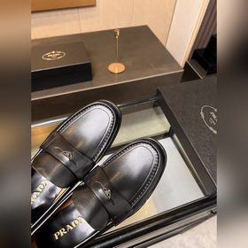 Prada предлагает высококачественные мужские кожаные туфли для пов