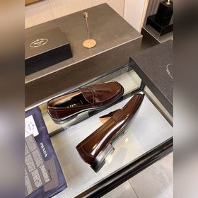Prada предлагает высококачественные мужские кожаные туфли для пов