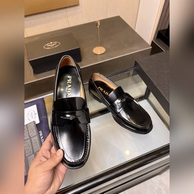 Prada предлагает высококачественные мужские кожаные туфли для пов