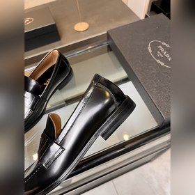 Prada предлагает высококачественные мужские кожаные туфли для пов