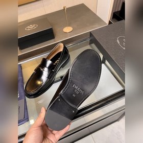 Prada предлагает высококачественные мужские кожаные туфли для пов