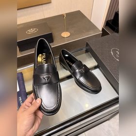 Prada предлагает высококачественные мужские кожаные туфли для пов