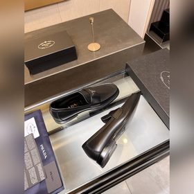 Prada предлагает высококачественные мужские кожаные туфли для пов