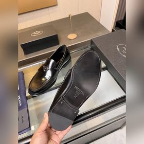 Prada предлагает высококачественные мужские кожаные туфли для пов