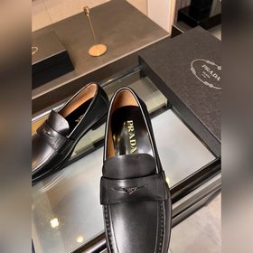 Prada предлагает высококачественные мужские кожаные туфли для пов