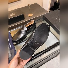Prada предлагает высококачественные мужские кожаные туфли для пов